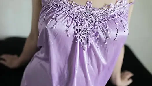 Hintli üniversiteli kız tamamen tatmin olana kadar seksi saten iç çamaşırı giyerken sikiliyor