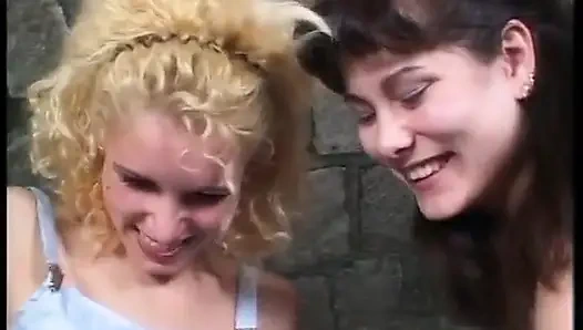 İki edepsiz kız sikiliyor ve ağzına işiyor