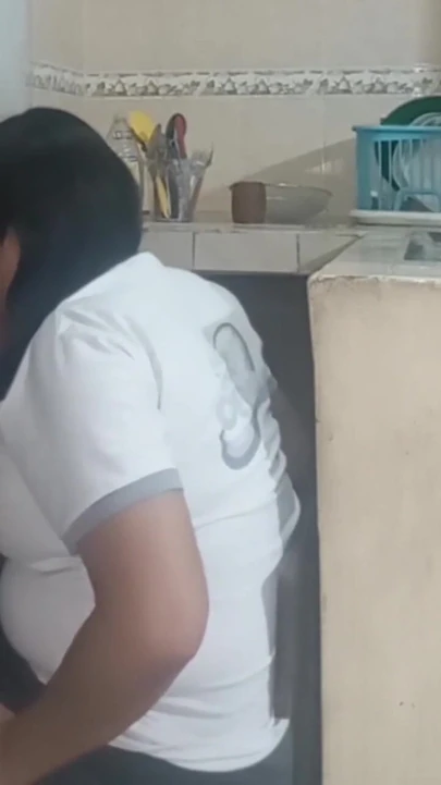 Эпический момент из "Горничная трахается и сосет, когда она моет грязную посуду"