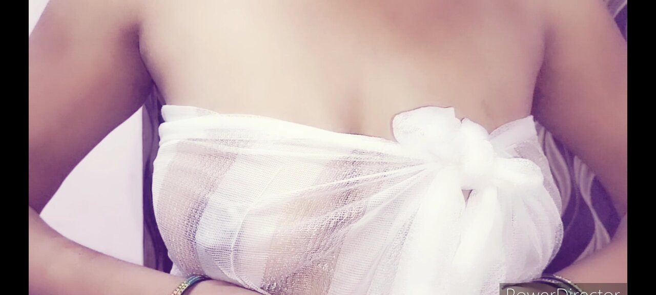 Seksi azgın zambak güneşli soyunuyor, banyo yapıyor ve göğüsleri gösteriyor
