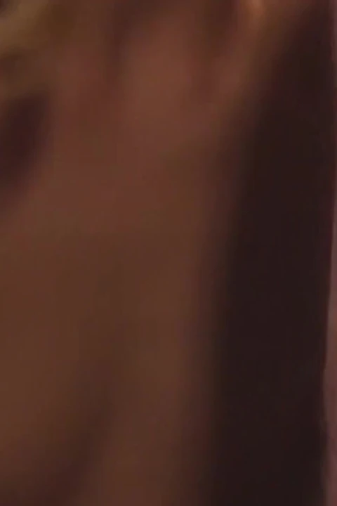 Hatun çoraplı ateşli sarışının çılgınca sikiştiği sahnede mastürbasyon yapıyor.