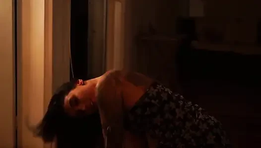 Düşük ışıkta cinsel bir Latin Striptiz Yapıyor