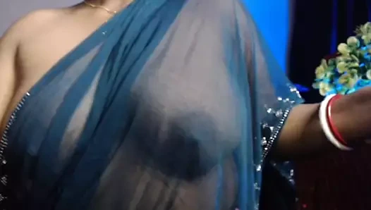 Ateşli seksi kızın sutyenini fermuarsız ve meme uçları.