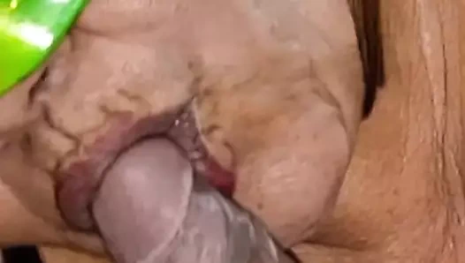 70 yaşındaki üvey anne seksi iç çamaşırlı erkeğini bekliyor