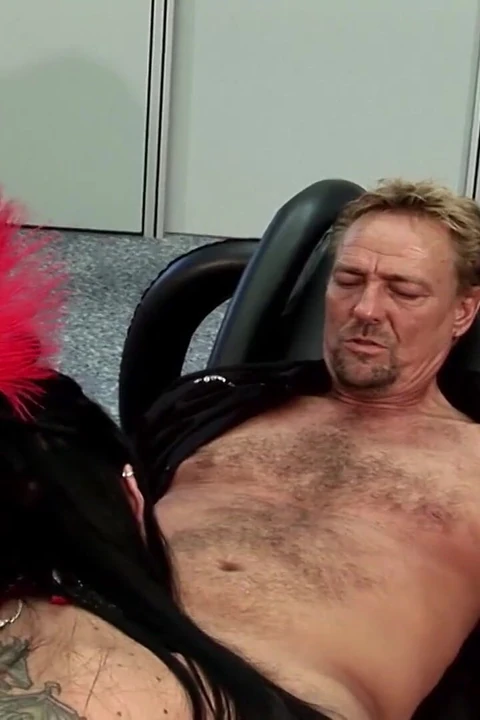 Çarpıcı Fransız hatun sert sikiliyor ve götü dölle kaplanıyor