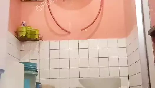 Üvey kız kardeşim banyoda duş alırken kameramı koyduğumu bilmiyor.