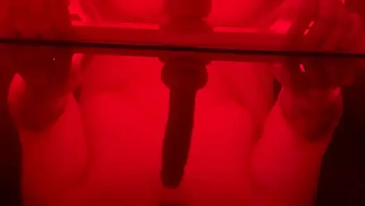 İri güzel kadın dildoyla gırtlağına kadar alıyor