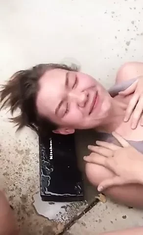 arkadaş sidik içer