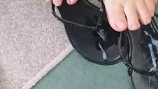 Karısının pis ayakları ve ayakkabısı.