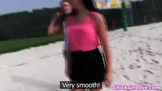 Smalltit lezbiyen pussylicked içinde kamu