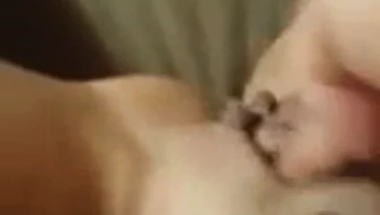 La mia ragazza troia si mena la figa