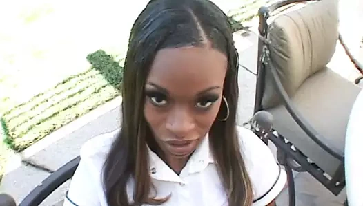 Genç zenci kaltak kanepede beyaz bir adam tarafından amını yeyip sikiyor