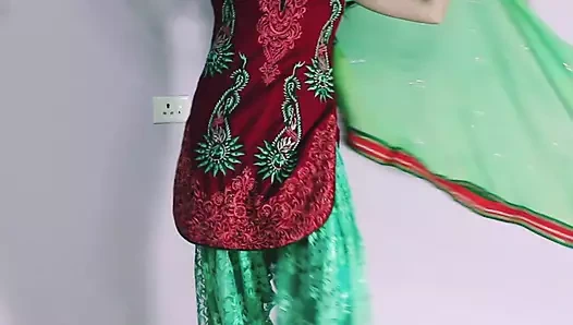 Seksi kadının yarağa ihtiyacı var