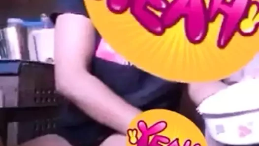 Banyodan önce bacak ve ellere parapin mumu uygularken