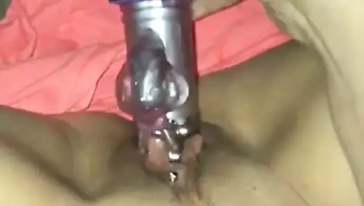 Evli kadın oyuncakla sikişiyor