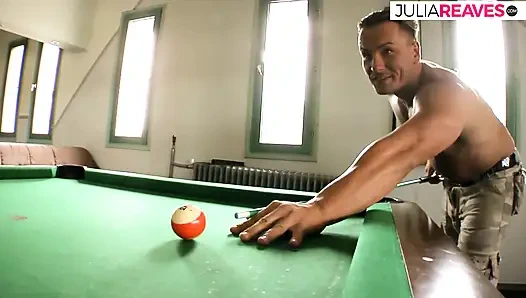 Seksi kız büyük bir yarak emdikten sonra çifte sikiliyor