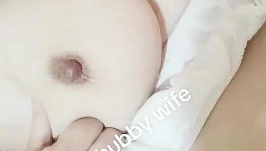 Tombul evli kadın ateşli vücudunu gösteriyor