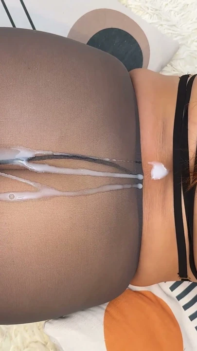 Orta yaşlı seksi kadın külotlu çoraplı yaşlı erkek arkadaşı için mastürbasyon yapıyor ve götüne boşaltıyor