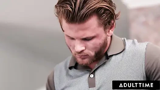 ADULT TIME - orta yaşlı seksi kadın patron Shay Fox hastada aradıktan sonra asistanı tarafından amını ovalarken yakalandı