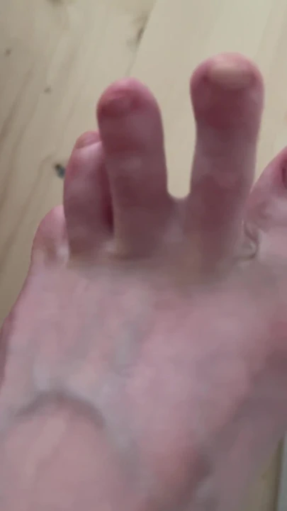 Yalınayak yürüyor