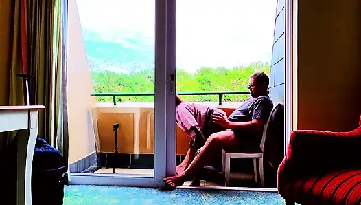 Kara bulutlar ve fırtınalar demleniyor ama otel odamızda sikişmemizi durduramaz