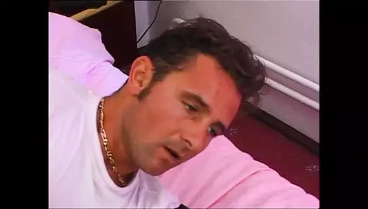 Güzel sarışın seksi ev hanımı sert yaraklı kocası tarafından sert sikiliyor