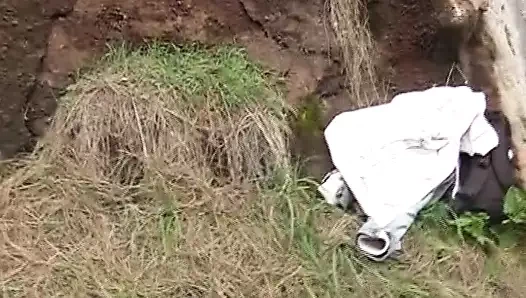 Ateşli Alman sürtükler doğada büyük yarağa biniyor