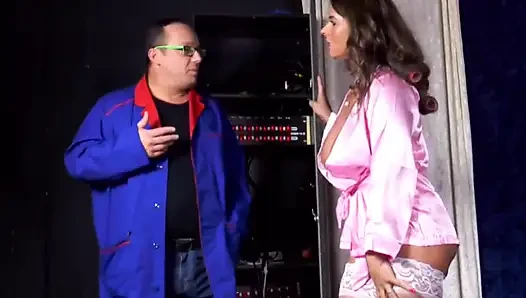 Büyük yarak içinde çok seksi büyük göğüsler... Memelere boşalma