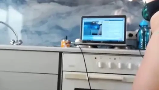 Seksi dea canlı yayında twerk yapıyor