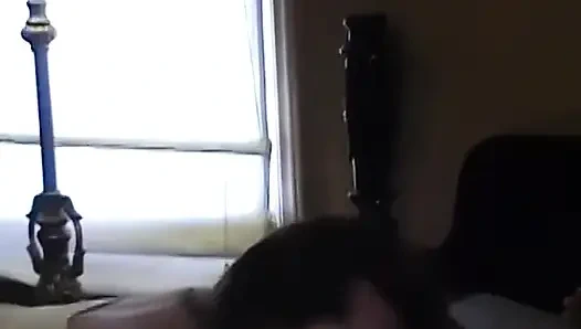 Genç adam iri güzel sokak kedisi ile döllenmek için sikişiyor