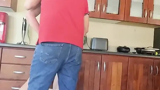 Kocam öğle yemeği için eve gelmeden önce beni sik