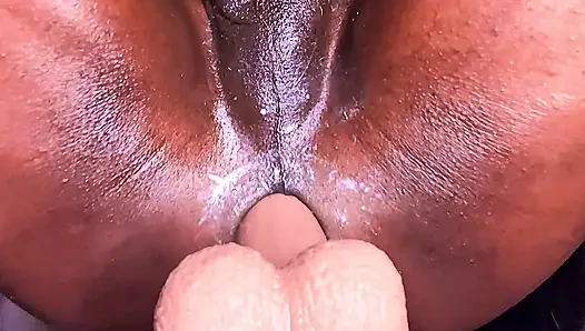 Seksi yarak üstünde oturup kalkıyor