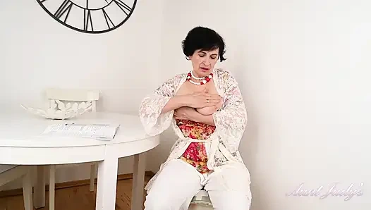 Auntjudys - 63 yaşındaki azgın olgun kıllı gilf minia mutfakta mastürbasyon yapıyor