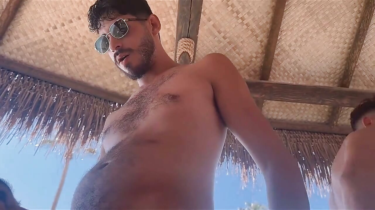 23 Erkekler Adası grup seks partisi