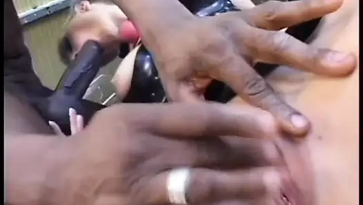 Siyah adam azgın hatunu büyük siyah yarağıyla besliyor