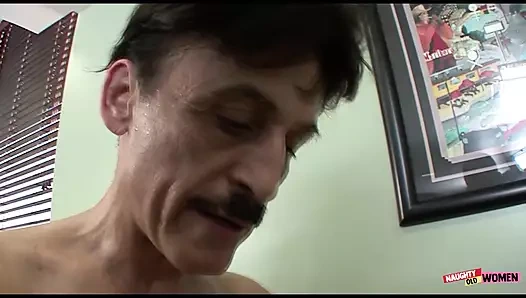 Eski patronunun evli olduğunu bilse de esmer çalışan hala onu baştan çıkarıyor ve üstüne çıkıyor