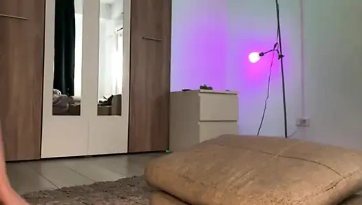 Jucielussie büyük dildo ile anal sikişiyor