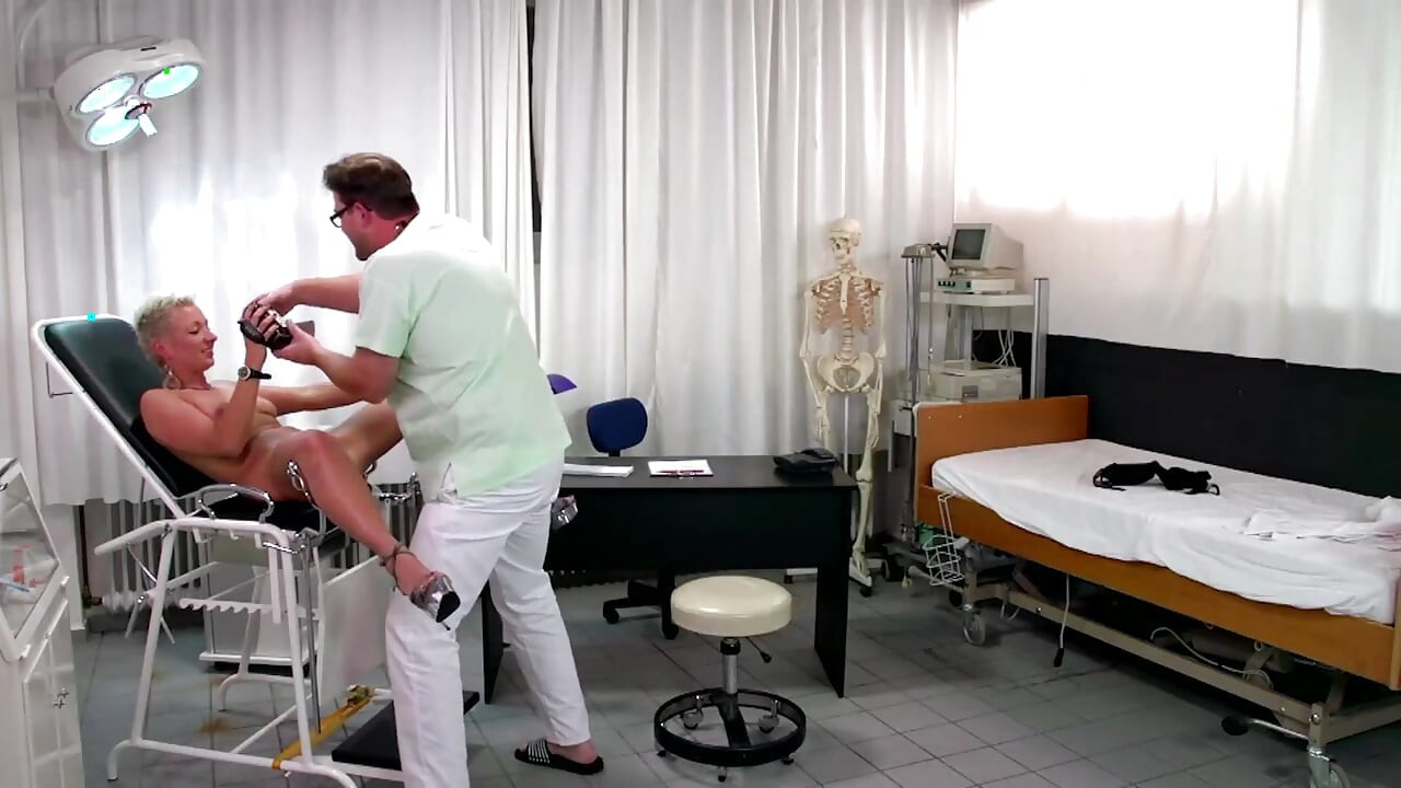 Sarışın Orta Yaşlı Seksi Kadın Çifte Penetrasyon Doktor Muayenesinde Sikişiyor