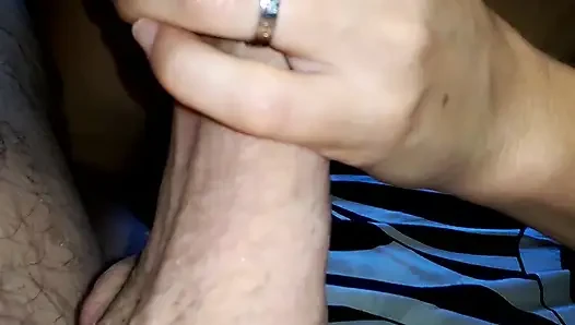 Fransız orta yaşlı seksi kadın kocasına inanılmaz bir sakso çekiyor, ateşli dölü ve diliyle oynuyor
