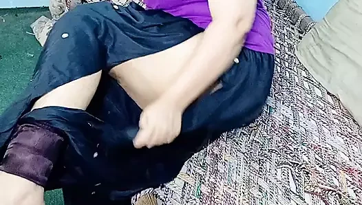 İri göğüslü kadın sevgilisinin büyük yarağını almak için evden kaçtı ve memeli onu sikiyor ve amını parmaklıyor