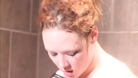 Azgın kızıl saçlının büyük oyuncaklara ve büyük bir yarağa ihtiyacı var