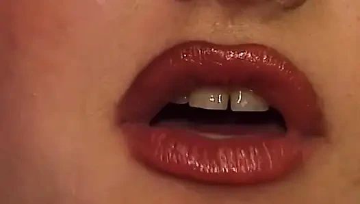 Azgın orta yaşlı seksi kadın gırtlağına kadar alıyor ve sert sikişte genişliyor