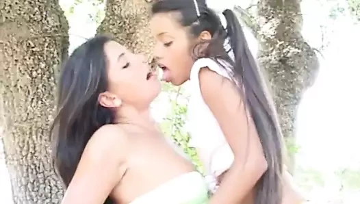 Küçük lupe lezbo'nun ateşli amını yalıyor