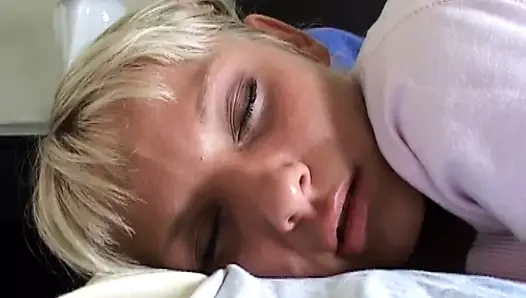 Azgın kız göt deliğiyle oynuyor. lütfen ona bir şey koy, sikim zaten çok zor ve boşalmak istiyor