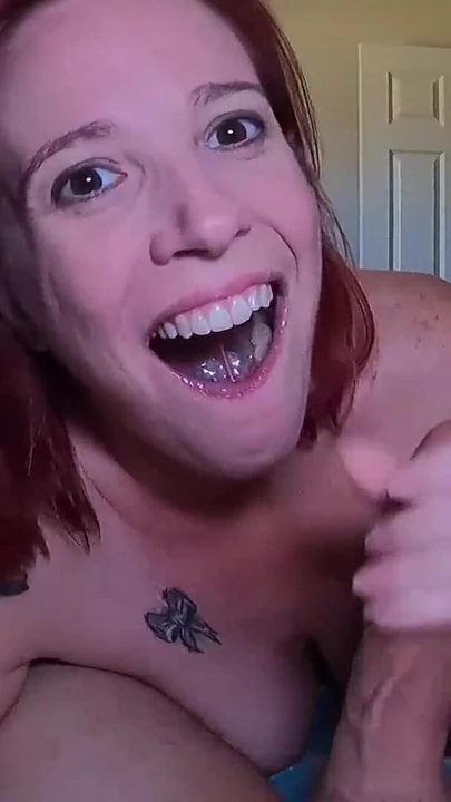 Волнующий момент из "Эксгибинистская рыжая учит застенчивый Tinder крюк - Jane Cane, Shiny Cock films"