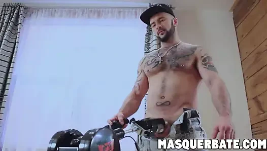 Kıllı dövmeli iri parça Başlarken onun büyük horoz emdi ve wanked