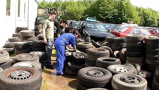 Ricchi pompini dal gommista!