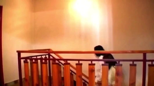 Esmerler kıllı ıslak amında pembe dildo kullanıyor