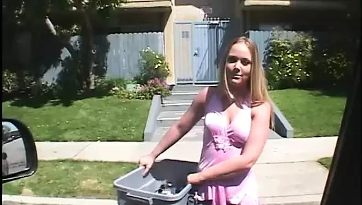 Azgın sarışın büyük bir yarağı emiyor ve deliriyor