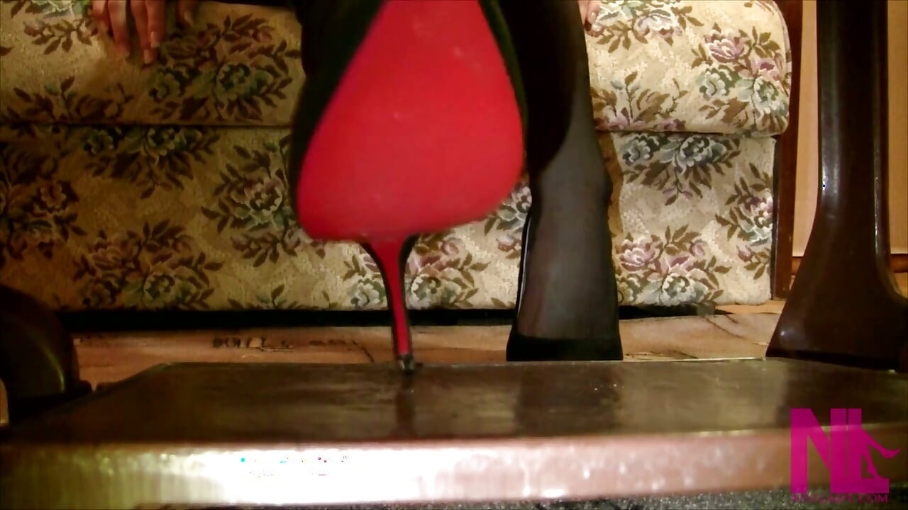 Vintage_sewing siyah külotlu çorap ve süet louboutins ile ninemin eski dikiş makinesinde